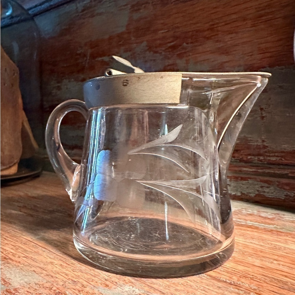 VINTAGE, ETCHED, HEAVY GLASS SYRUP PITCHER WITH LID. IN GOOD CONDITION. - Picture 8 of 8